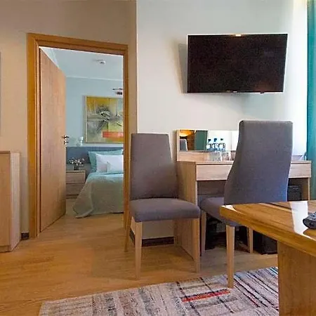 Aparthotel Efekt 72 4*